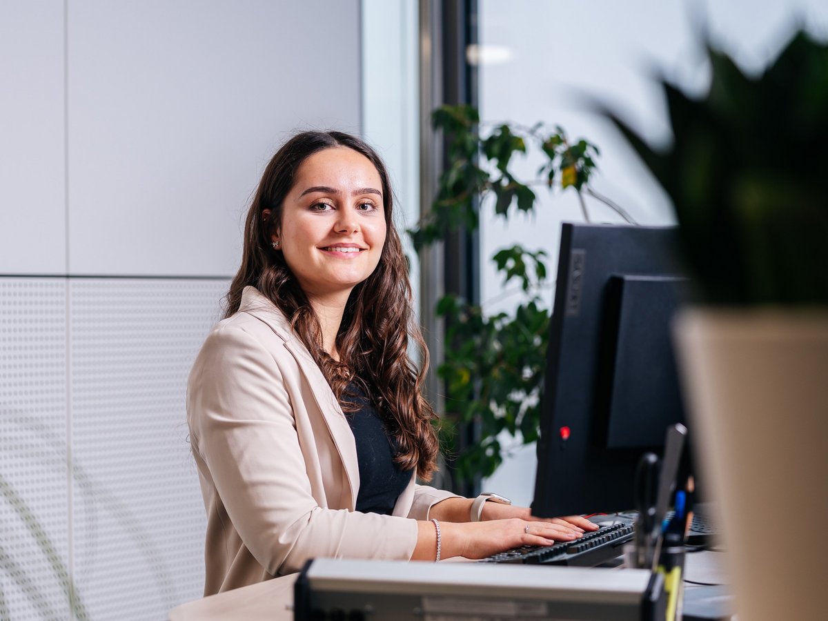 Emily macht eine Ausbildung zur Kauffrau für Büromanagement mit Zusatzqualifikation Europakauffrau. Sie arbeitet am Computer.