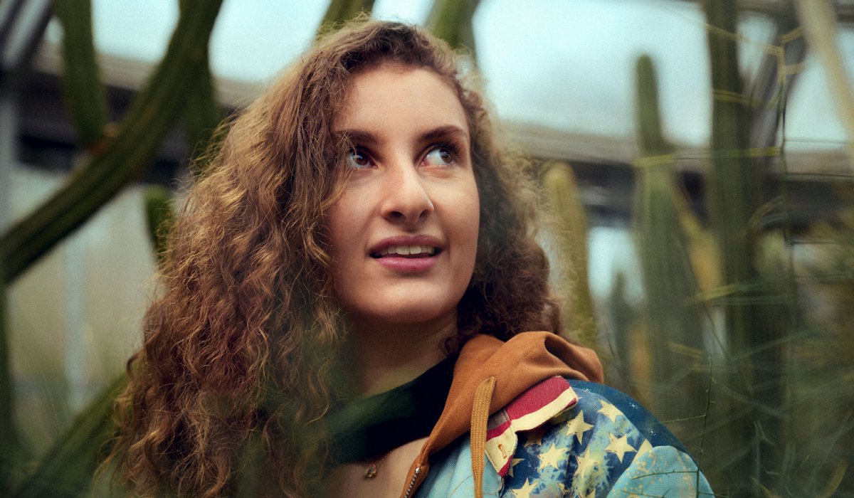 Mahalia ist Ausbildungsbotschafterin. Der IHK Azubi Kampagne könnenlernen. Sie hat lange braune locken und schaut seitlich nach oben. 
