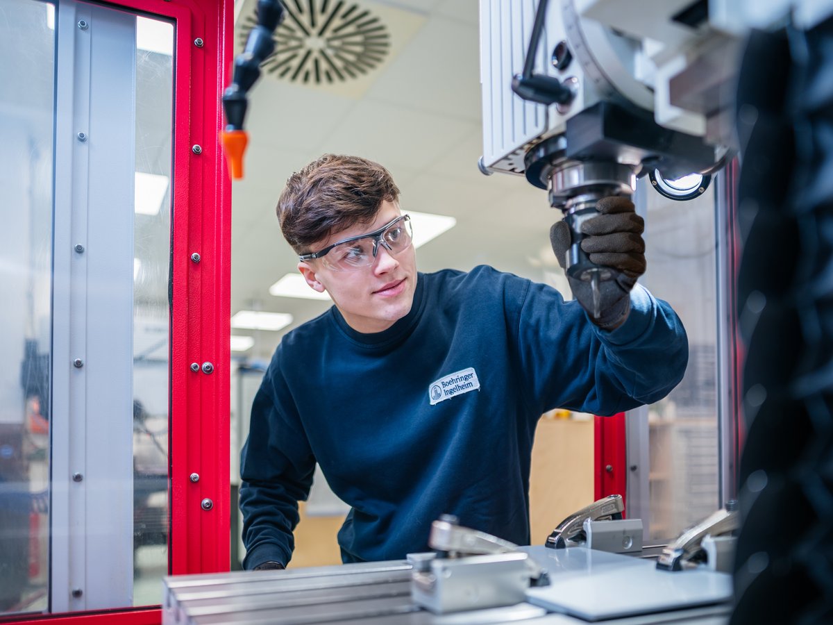 Mika macht eine Ausbildung zum Mechatroniker. Ein Profilbild ist zu sehen. Mika arbeitet an einer Maschine.