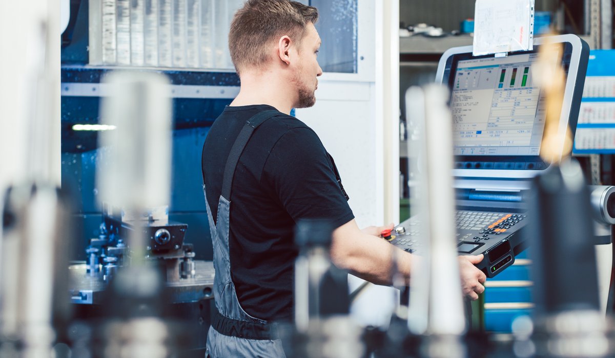 Zerspanungs&shy;mechaniker/-in