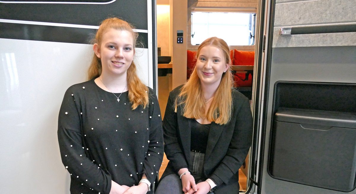 Fotografie der Azubi-Bloggerinnen Paula und Lea von Niesman + Bischoff