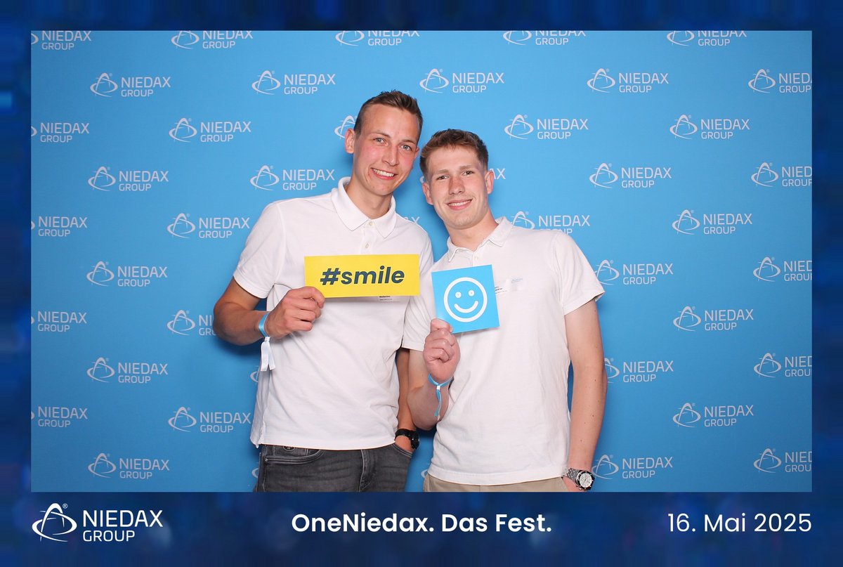 Firmenfeier Foto vor einer Fotobox Azubi Florian mit einem Kollegen