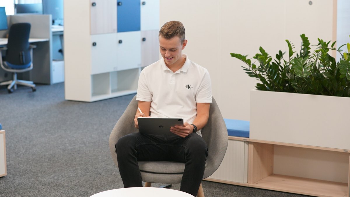 Blogger Philipp im Büro mit IPad