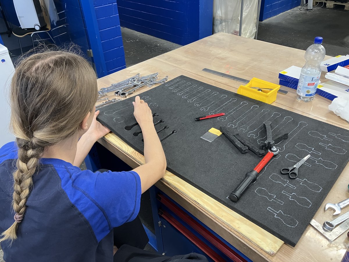 Isabelle macht eine Ausbildung zur Mechatronikerin. Sie arbeitet mit der 5S-Methode.