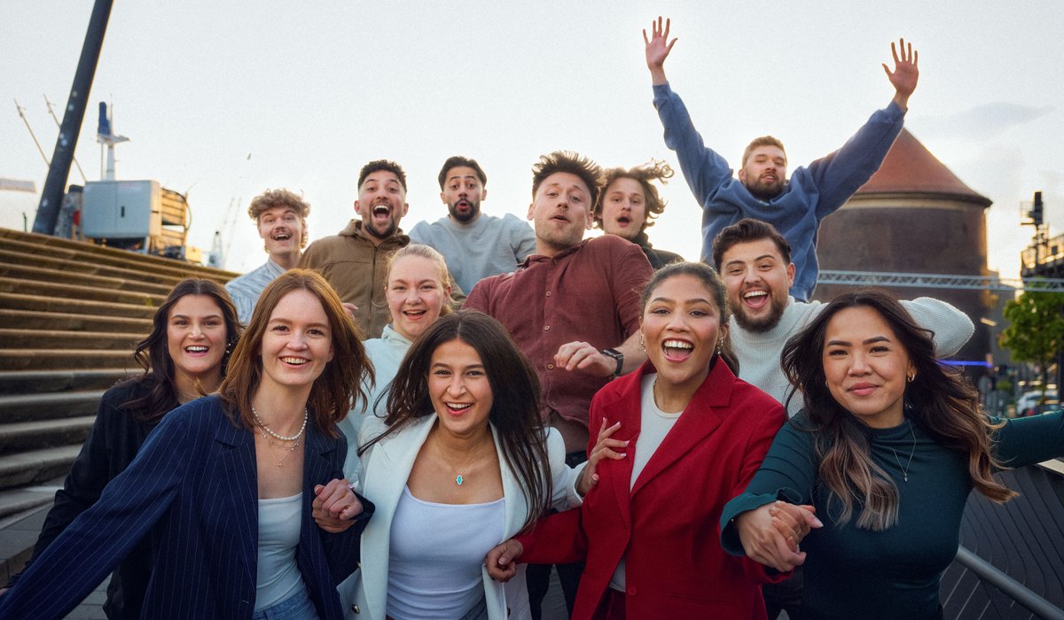 Eine Gruppe von Botschafter für die Ausbildung ist zu sehen. Der IHK Azubi Kampagne könnenlernen. Es sind 13 Azubis, davon sechs junge Frauen und sieben junge Männer. Alle sind sehr fröhlich und lächeln.