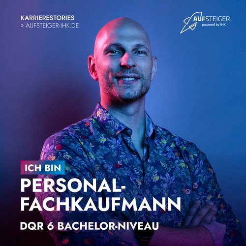 Robi ist Botschafter für die Weiterbildung. Er lächelt in die Kamera. Auf dem Bild steht Ich bin Personalfachkaufmann DQR 6 Bachelor-Niveau.