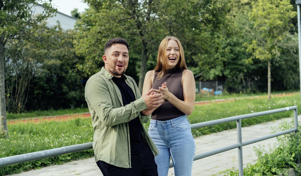 Batuhan und Meret sind Botschafter für die Ausbildung. Beide klatschen in die Hände und lachen.