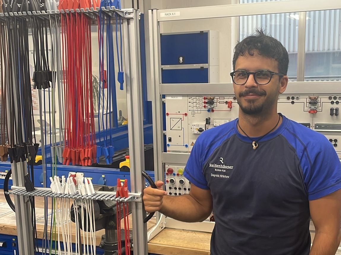 Deyvid macht eine Ausbildung zum Mechatroniker. Er arbeitet an einem Laborleitungswagen.