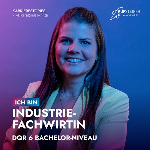 Anita ist Botschafterin für die Weiterbildung. Sie lächelt in die Kamera. Auf dem Bild steht Ich bin Industriefachwirtin DQR 6 Bachelor-Niveau.