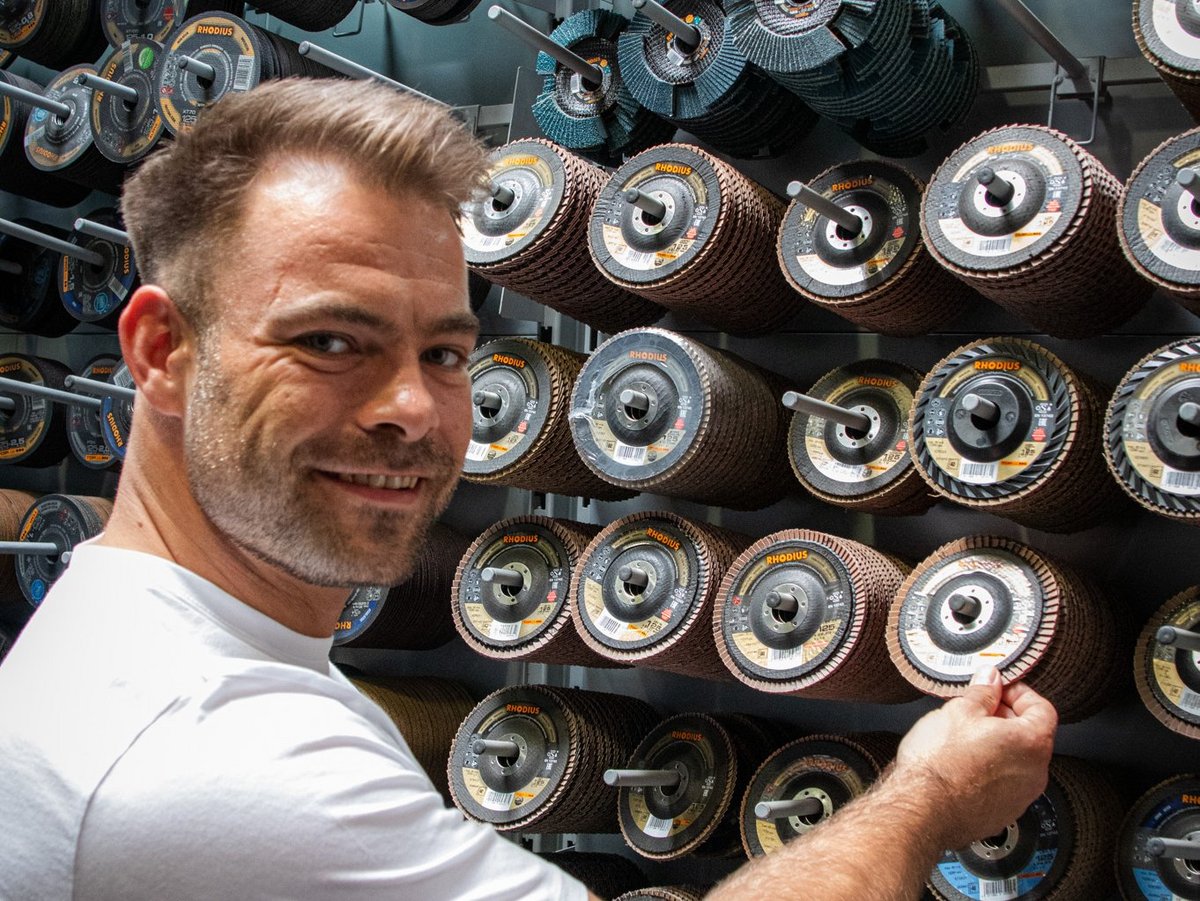 Mein Name ist Timo Weimer, ich bin 32 Jahre alt und stecke mitten in meiner Berufsausbildung zum Kaufmann für Marketingkommunikation.