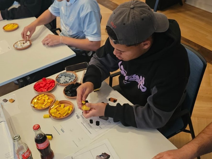 Oscar macht eine Ausbildung zum Mechatroniker. Er besucht ein Learn2Lean-Seminar.