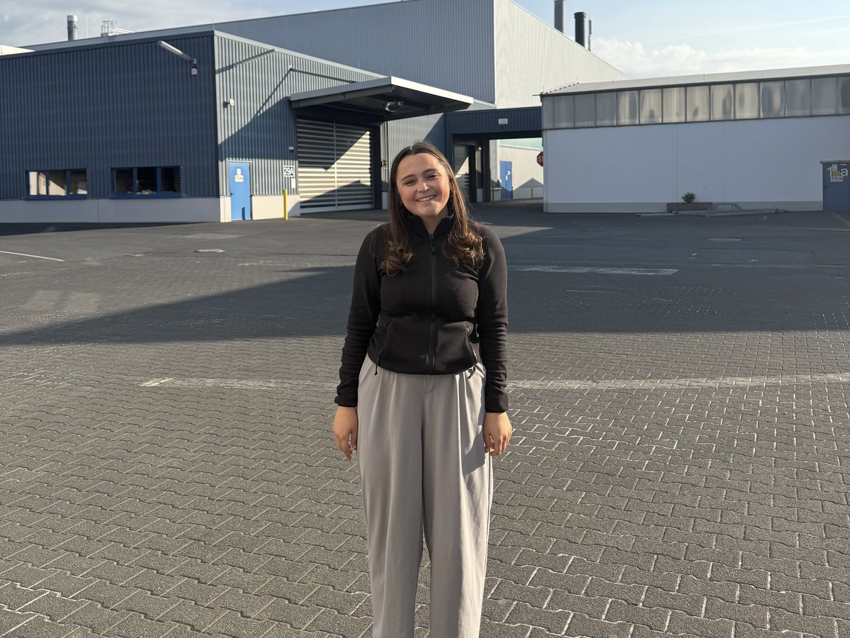 Azubi Jenny von Niedax steht vor dem Gebäude am Standort in Sankt Katharinen