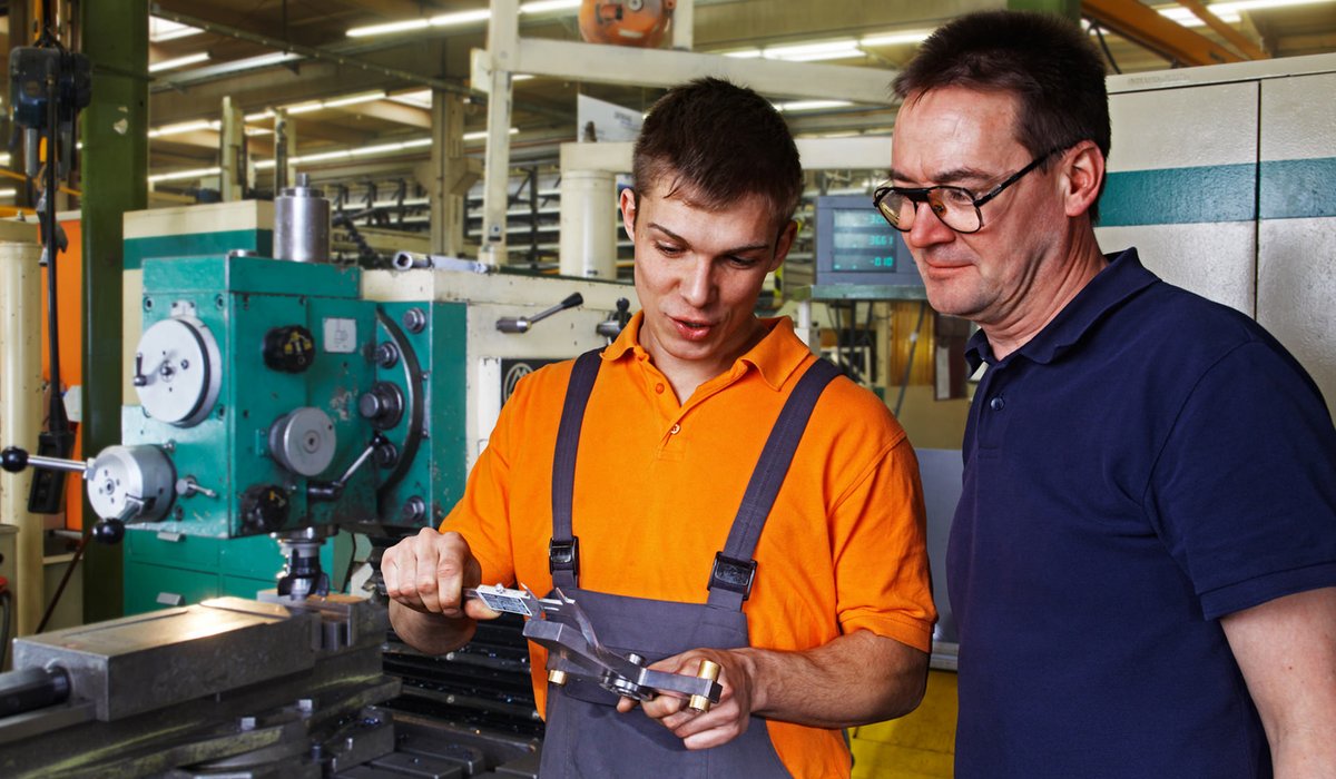 Fertigungs&shy;mechaniker/-in