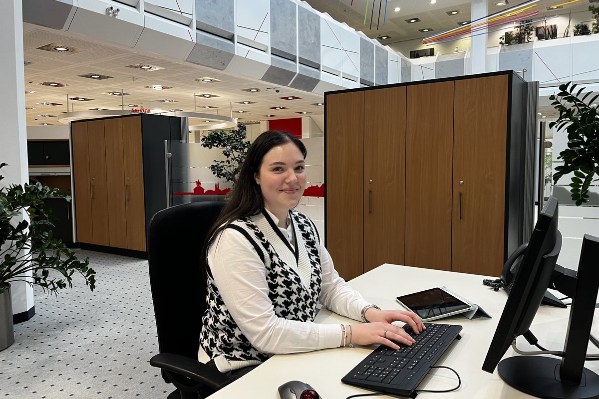 Eine junge Frau auf einem Schreibtischstuhl Bankkaufmann/-frau bei Sparkasse Koblenz