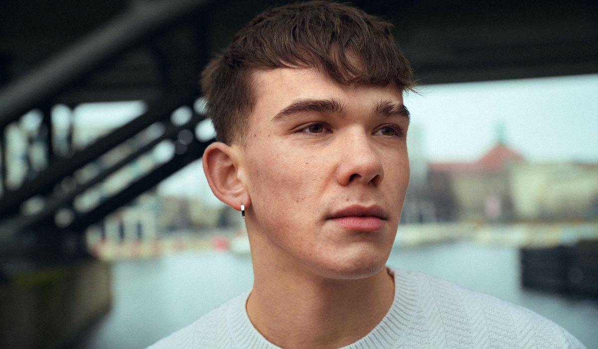 Lois ist Botschafter für die Ausbildung. Der IHK Azubi Kampagne könnenlernen. Louis hat braune Haare. Er schaut zur Seite.