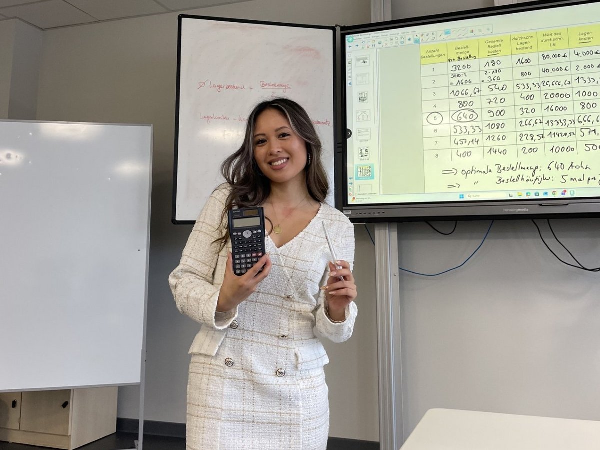 Leo mit Taschenrechner