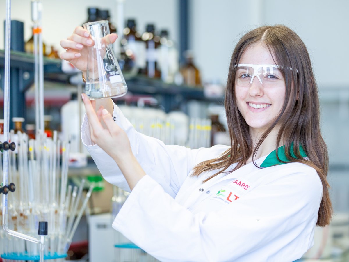 Marie ist Auszubildende als Chemielaborantin.