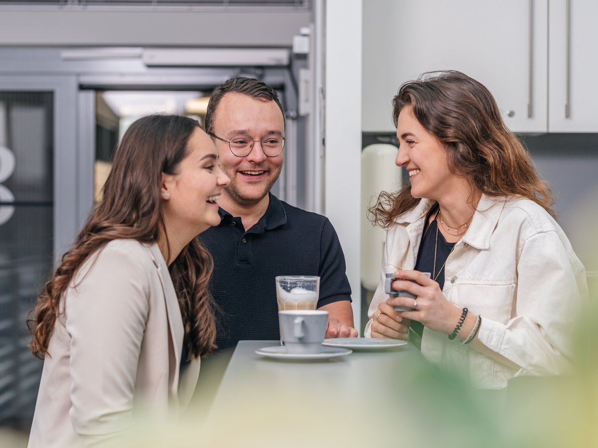 Emily mit Kollegin und Kollege 