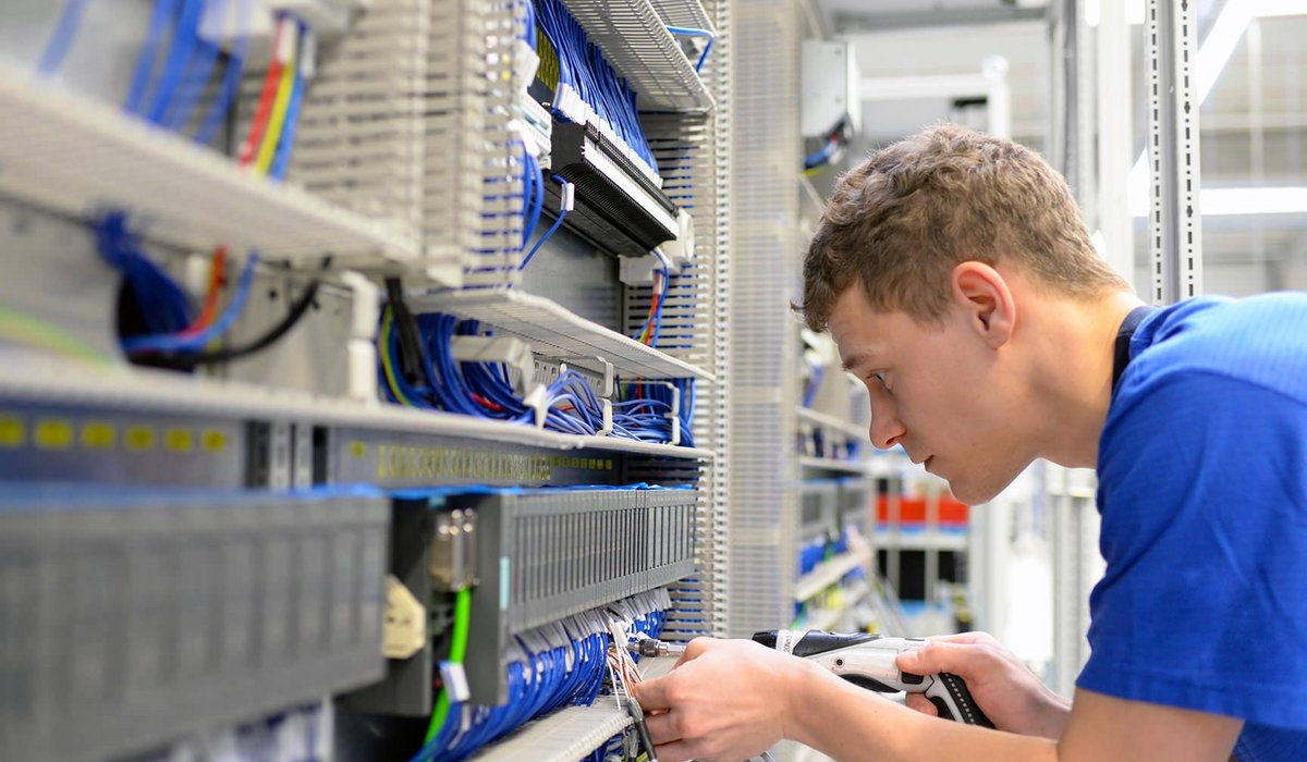 Elektroniker/-in für Auto&shy;matisierungs&shy;technik