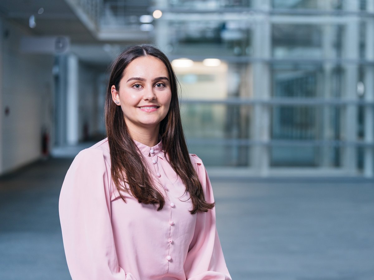 Emily macht eine Ausbildung zur Kauffrau für Büromanagement mit Zusatzqualifikation Europakauffrau.