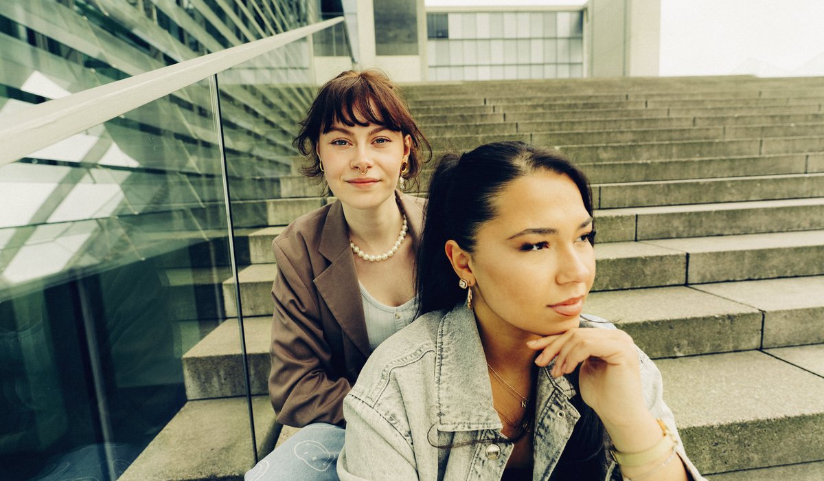 Zwei Ausbildungsbotschafterinnen der bundesweiten Azubi Kampagne könnenlernen der IHK posieren vor der Kamera.