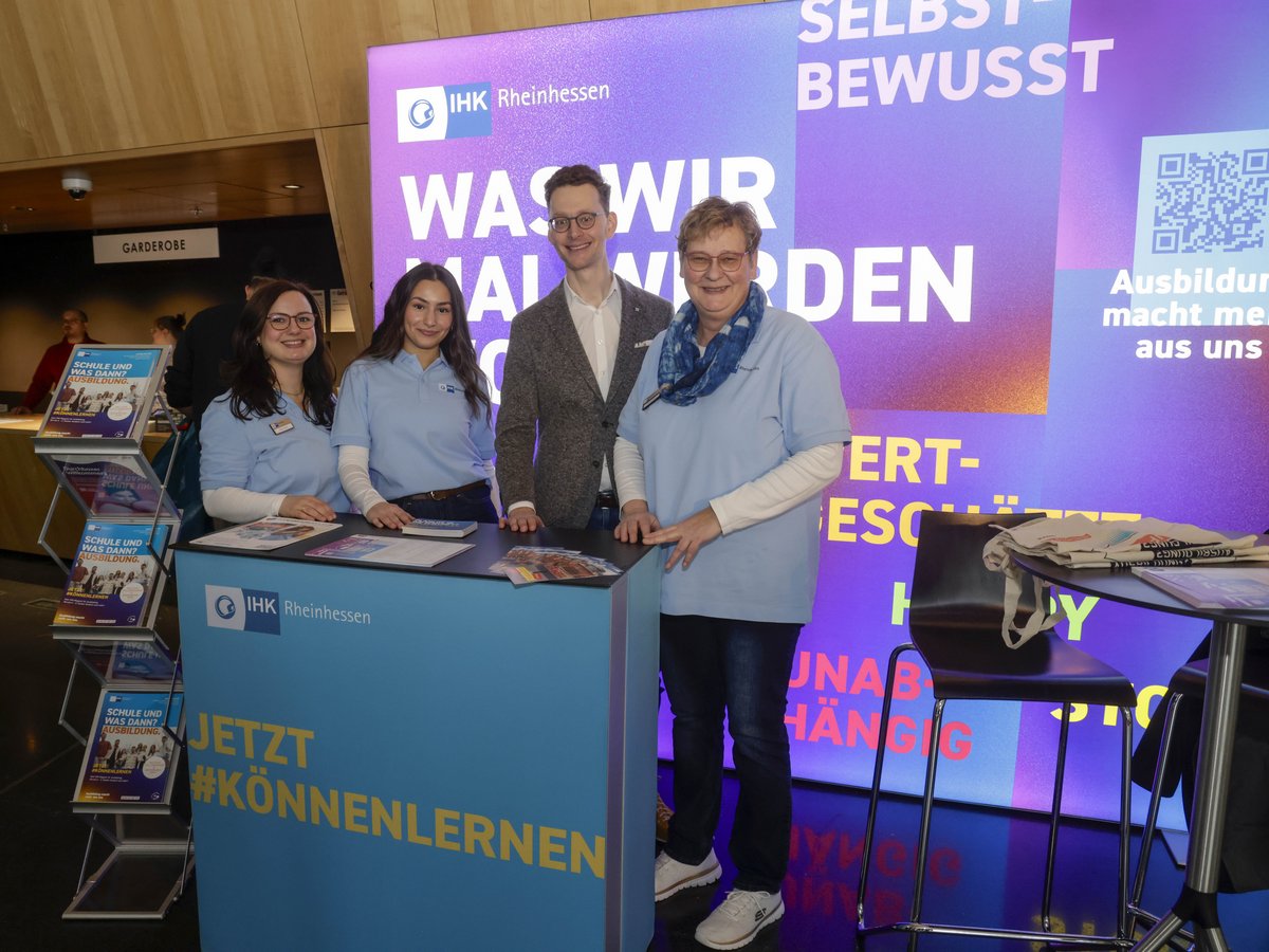 Messestand mit 3 Kolleginnen und Kollegen